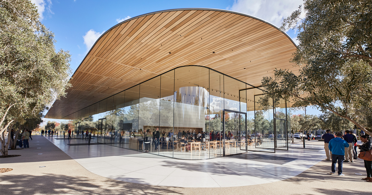 Centro de visitantes de Apple Park con fachada de cristal en Cupertino, California.