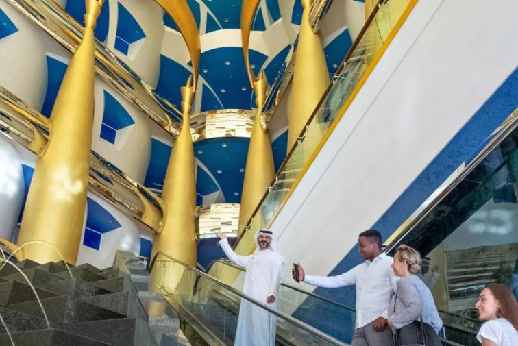 Interior del hotel Burj Al Arab y decoración en acero inoxidable.