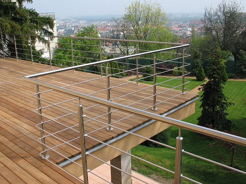 Cómo las barandillas de acero inoxidable hacen que su patio o balcón se sienta espacioso y grande