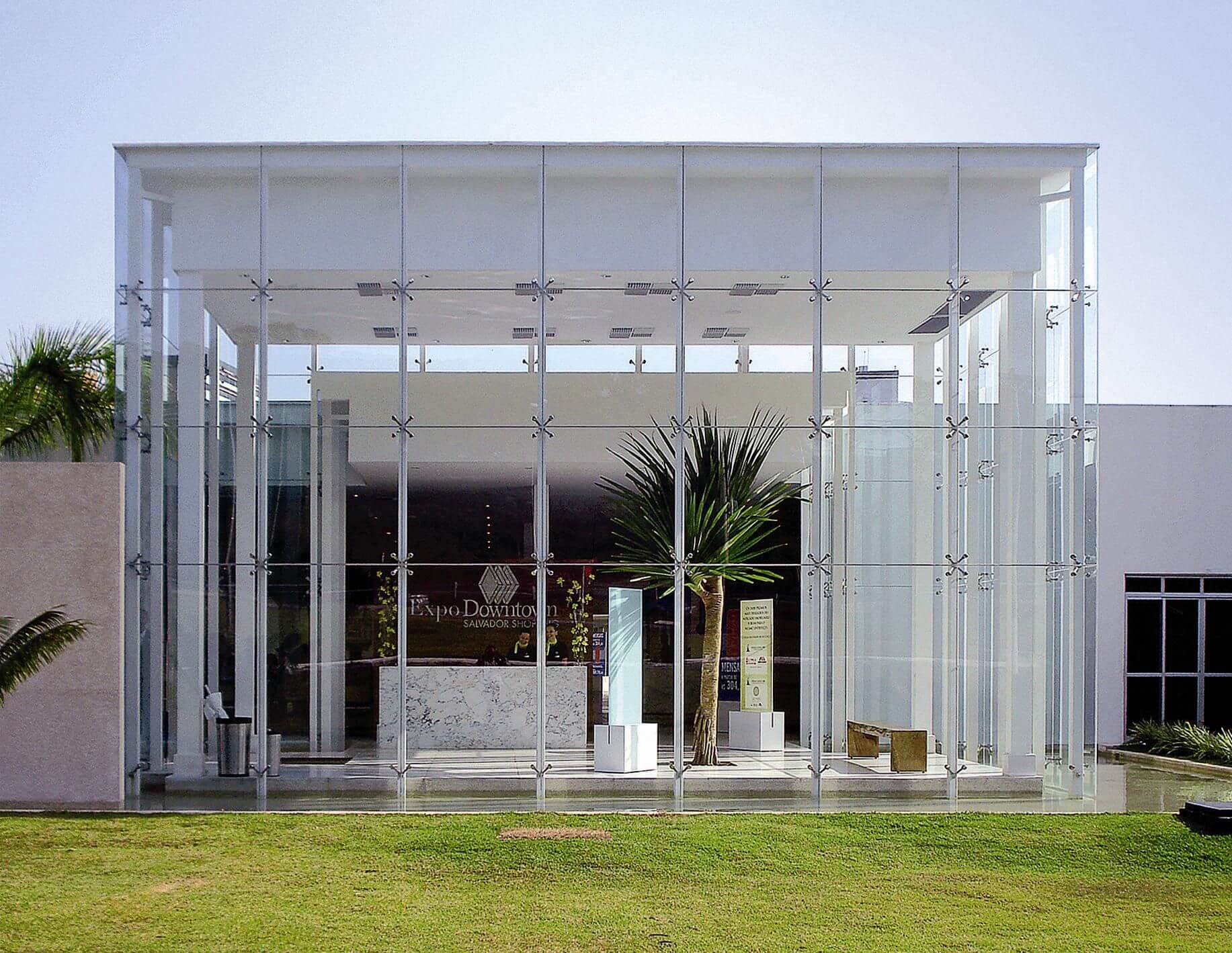 Casa de cristal con muro cortina de garra de araña de acero inoxidable.