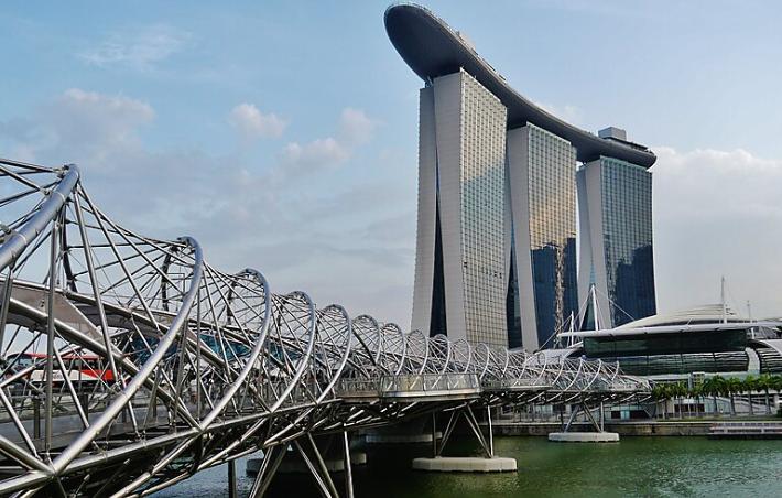 El puente helicoidal, un puente peatonal en Singapur, que presenta distintivos tubos helicoidales de acero inoxidable.